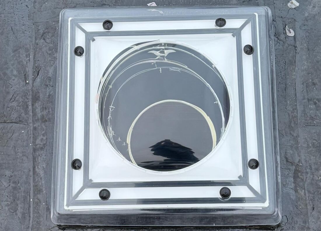 Tunnel solare VELUX installato su tetto piano, vista dall'alto della cupola